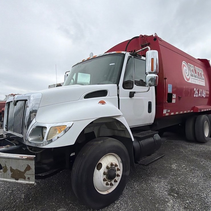 2004 INTERNATIONAL 7400