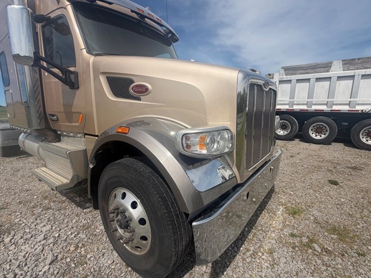 2019-peterbilt-567-image-7