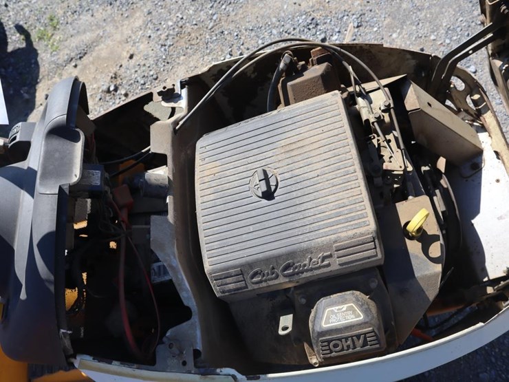 cub-cadet-riding-tractor-image-17