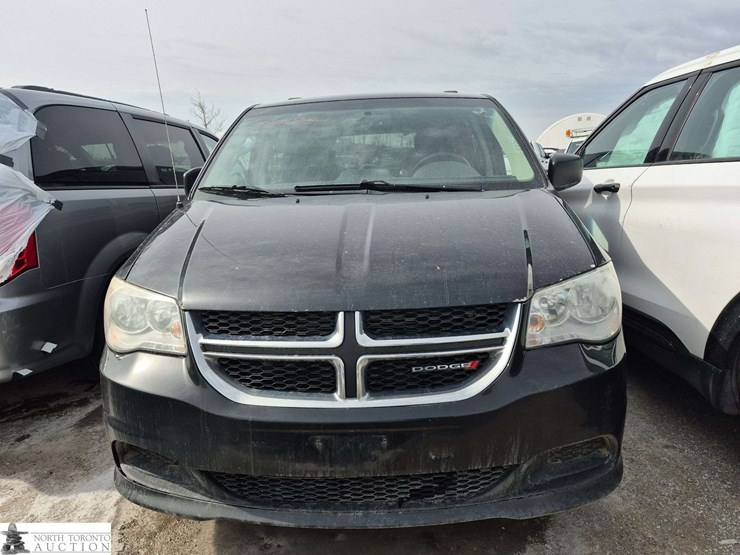 2016-dodge-grand-caravan-sxt-image-2