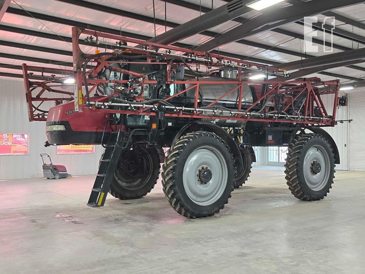 case-ih-patriot-3330-image-1