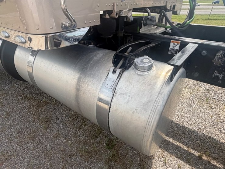 2019-peterbilt-567-image-21