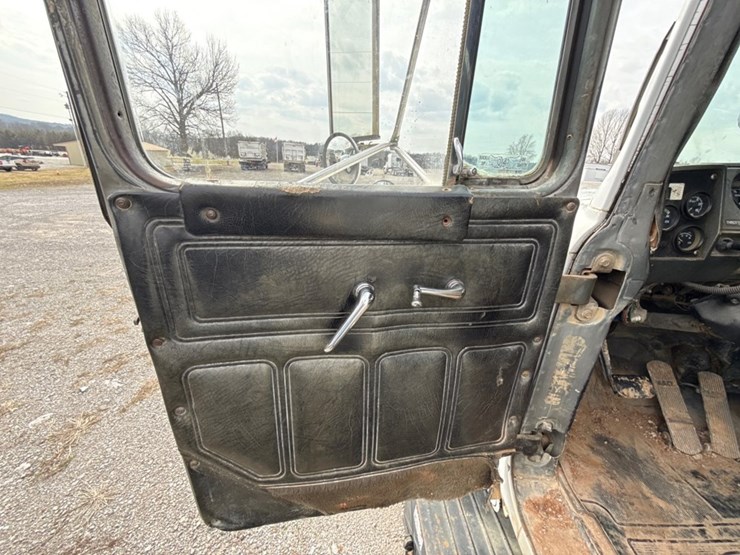 #31721-•-1989-mack-r690t-single-axle-fuel-truck-image-13