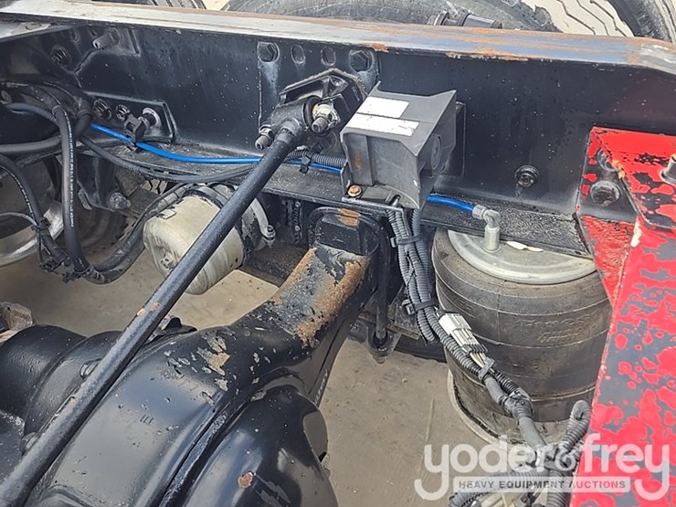 2012-freightliner-cascadia-125-image-42