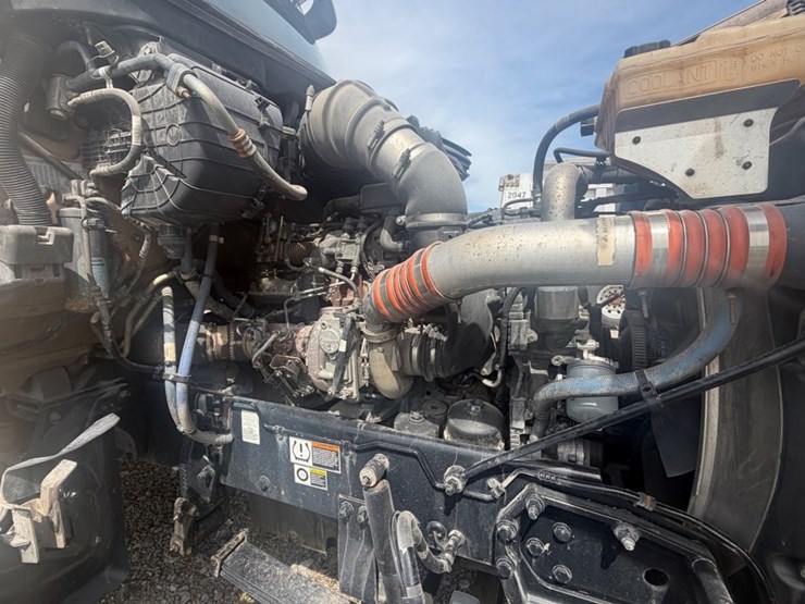 2019-peterbilt-567-image-49