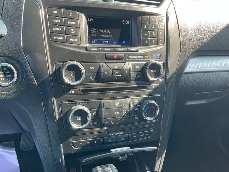 2016-ford-explorer-image-16