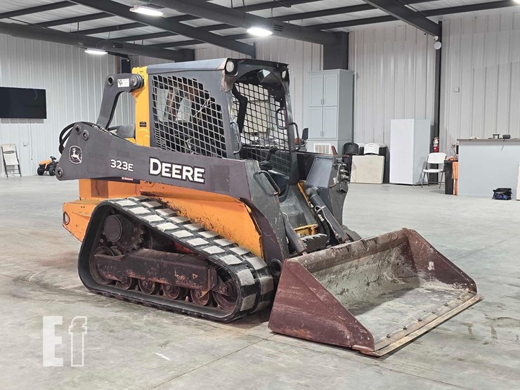 2014-deere-323e-image-2