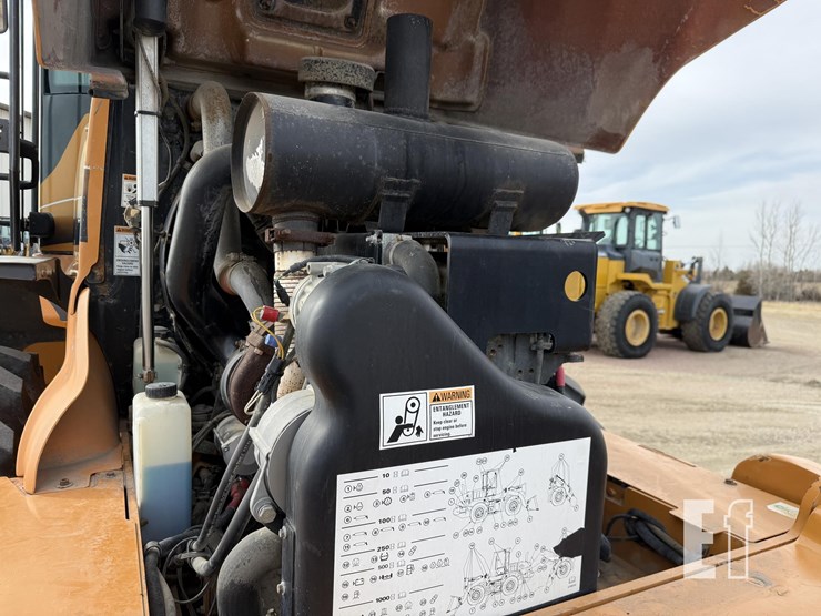 2010-case-721e-image-36