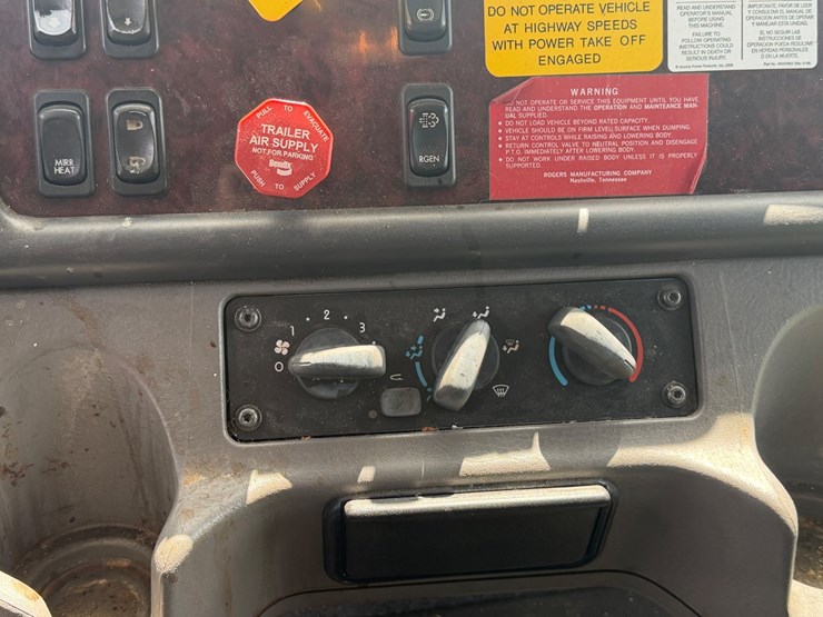 2020-freightliner-m2-106-image-30