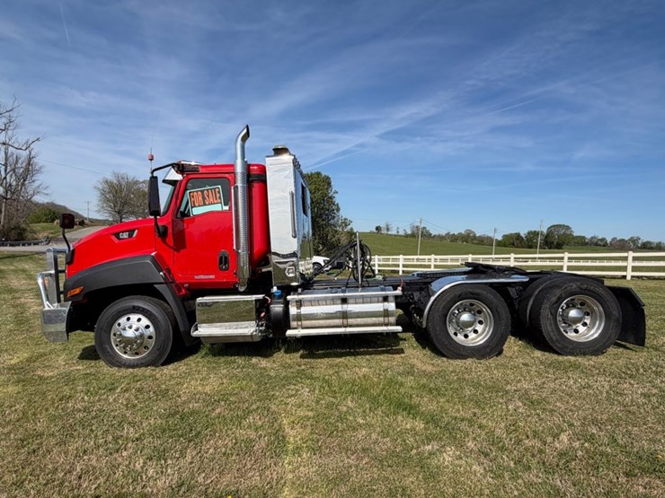 #31771-•-2015-caterpillar-tandem-axle-truck-tractor-image-4