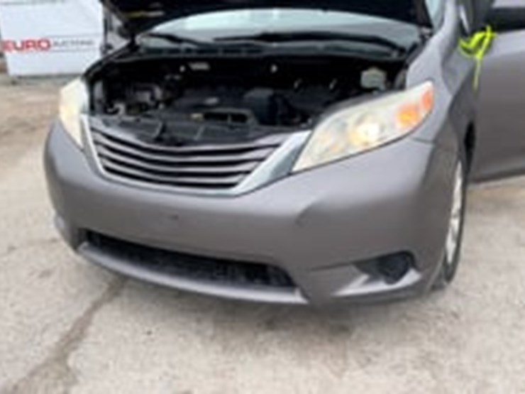 2015-toyota-sienna-image-9