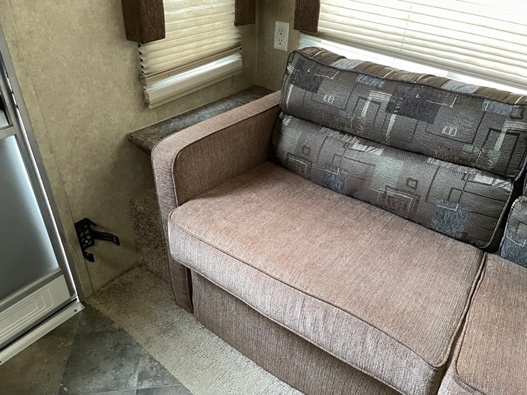 #201-•-2014-palomino-puma-253-fbs-27'-fifth-wheel-camper-(has-wi-title)-image-93