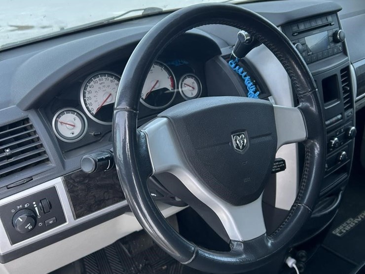2010-dodge-grand-caravan-sxt-image-12