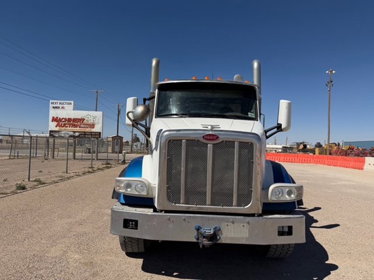 2016-peterbilt-567-image-2