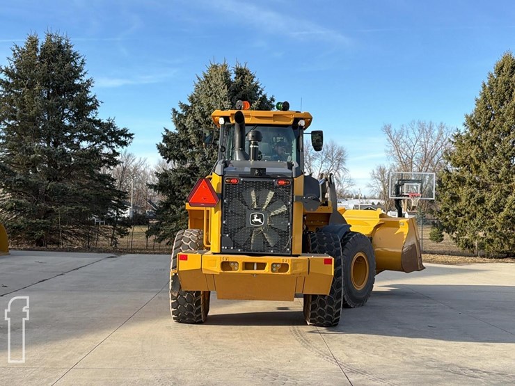 2024-deere-624-p-tier-image-8