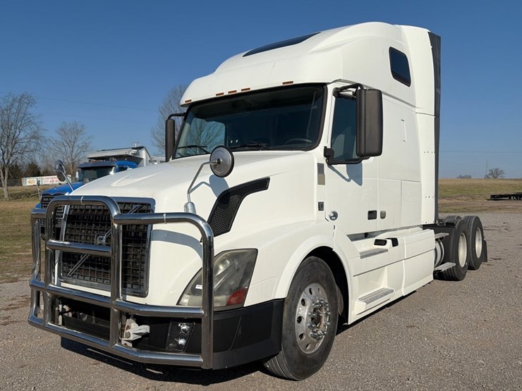 #31954-•-2012-volvo-tandem-axle-truck-tractor-image-1
