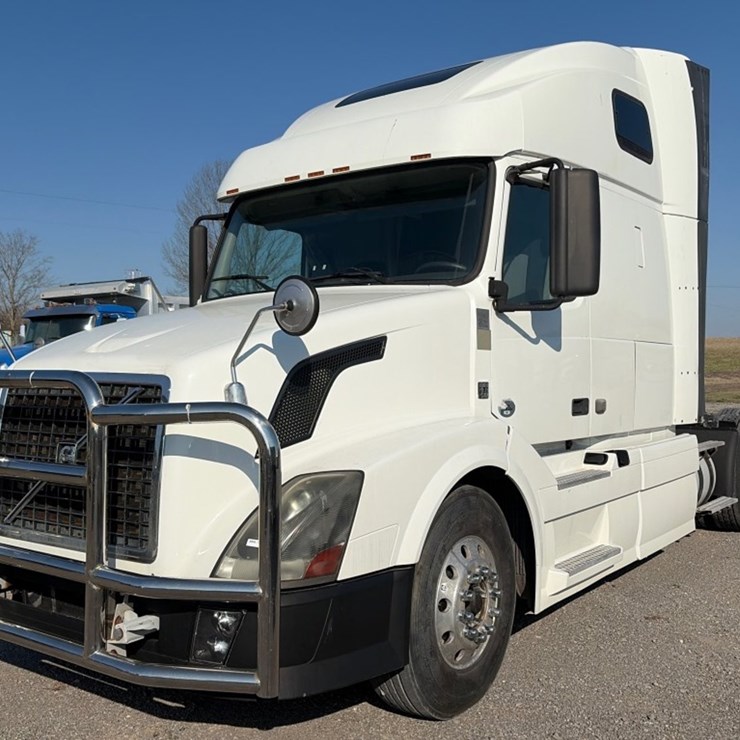 #31954 • 2012 VOLVO TANDEM AXLE TRUCK TRACTOR