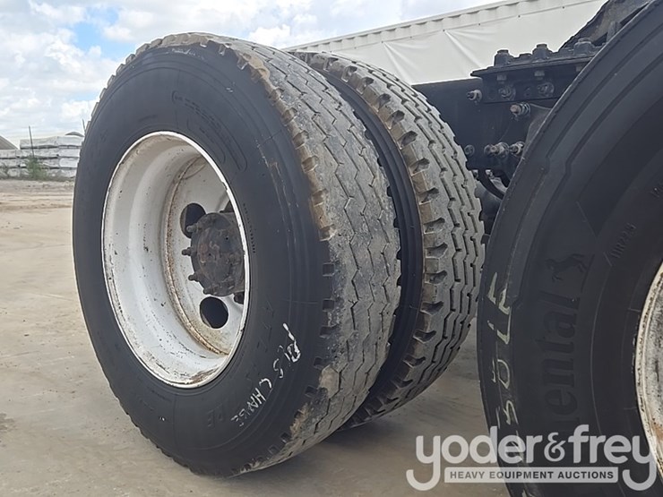 2011-freightliner-cascadia-125-image-19