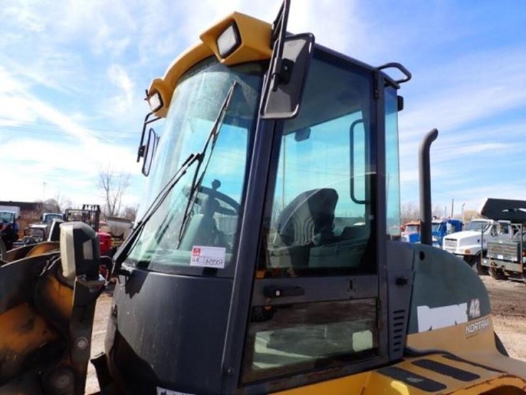 2014-deere-324j-image-17