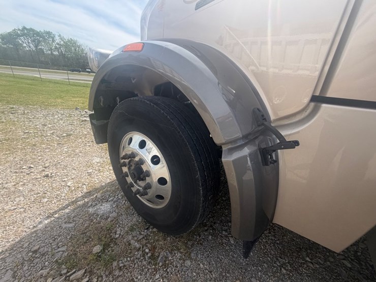 2019-peterbilt-567-image-26