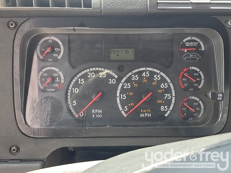 2011-freightliner-cascadia-125-image-98