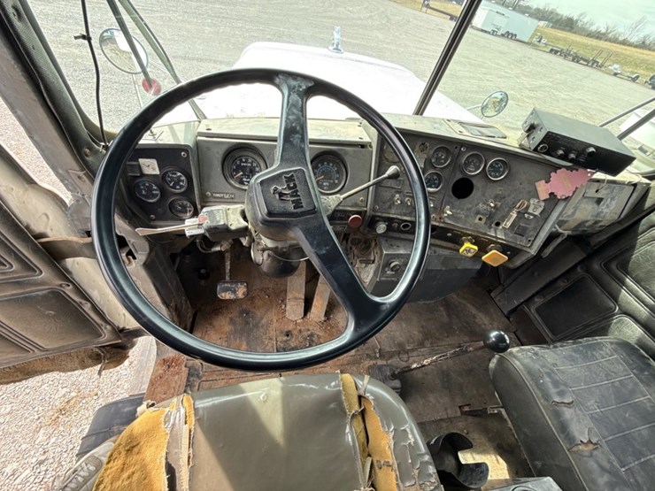 #31721-•-1989-mack-r690t-single-axle-fuel-truck-image-11