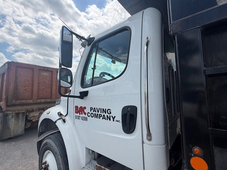 2020-freightliner-m2-106-image-12