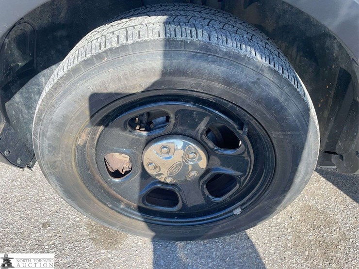 2019-ford-explorer-image-24