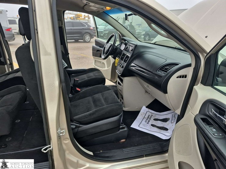 2015-dodge-grand-caravan-sxt-image-32