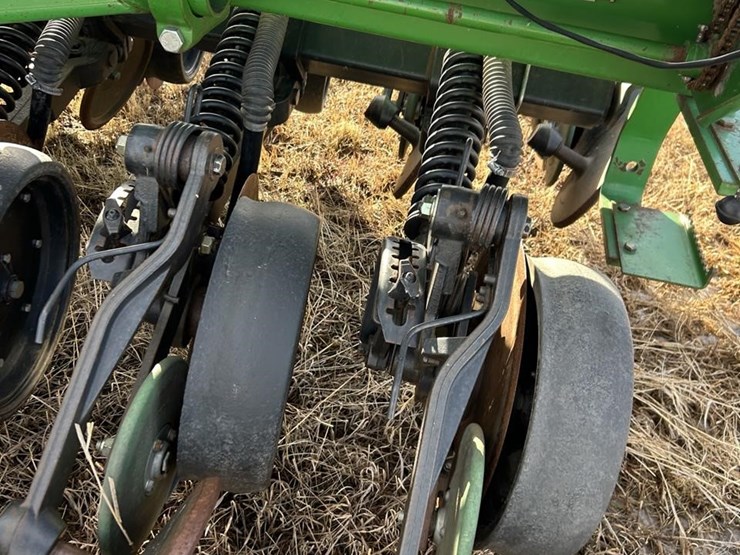 2004-john-deere-1590-image-46