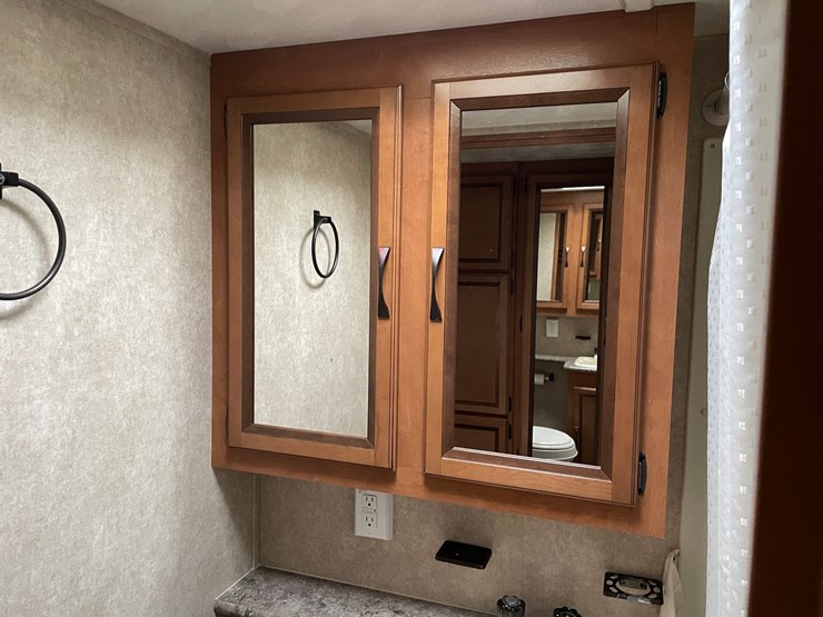 #201-•-2014-palomino-puma-253-fbs-27'-fifth-wheel-camper-(has-wi-title)-image-62