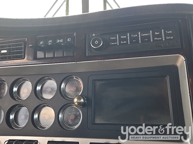 2014-kenworth-t880-image-134