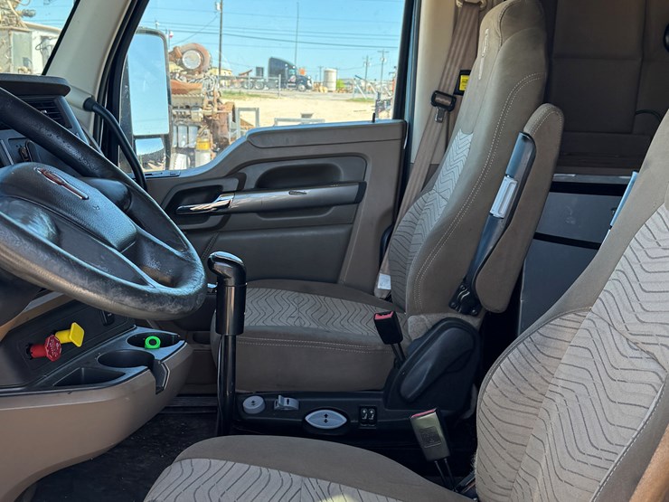 2015-kenworth-t680-image-10