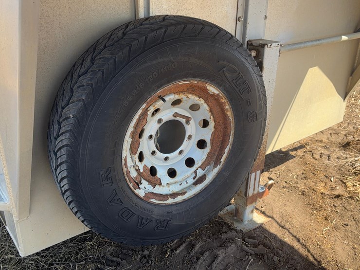 2005-featherlite-8127-livestock-trailer-image-14