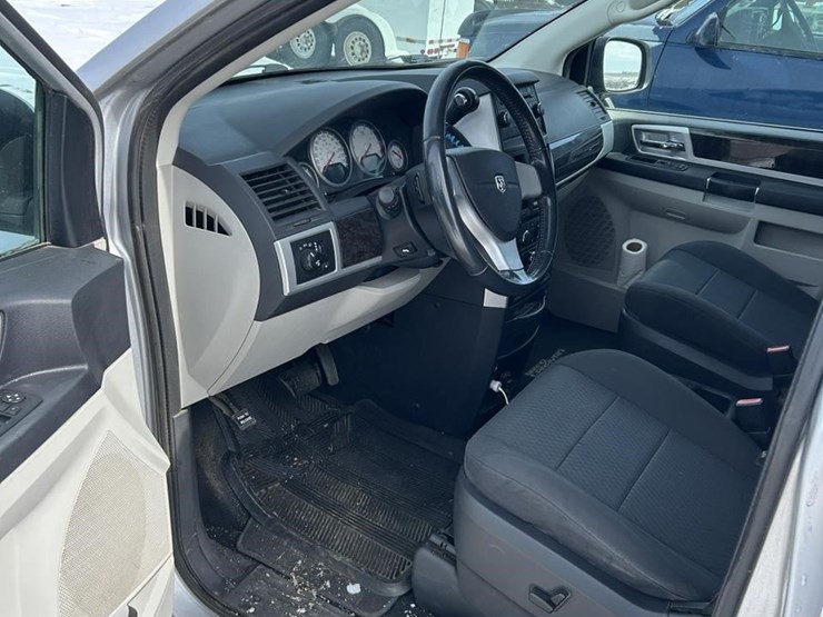 2010-dodge-grand-caravan-sxt-image-9