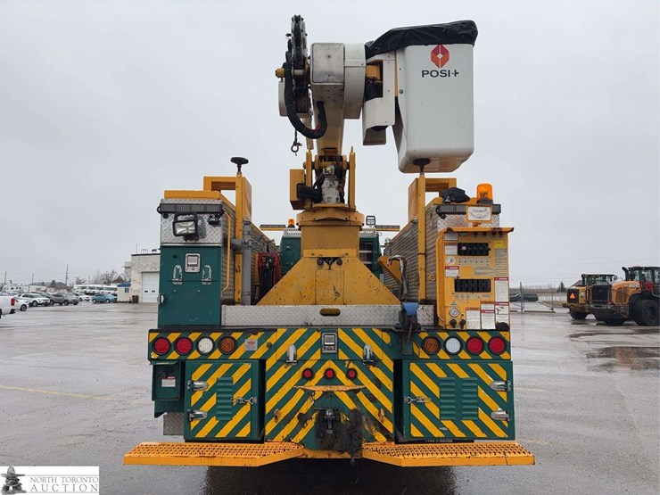 2011-freightliner-m2-106-image-5