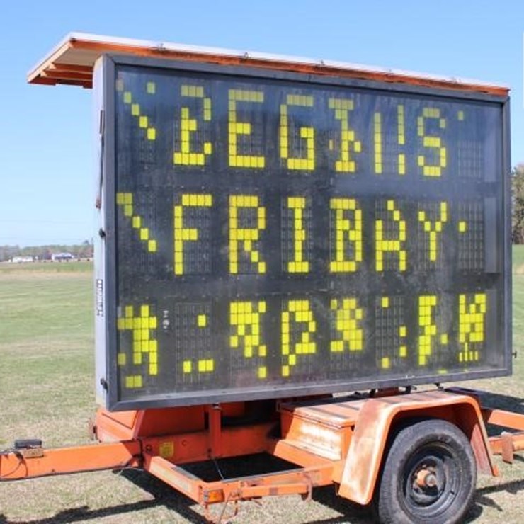 #3201 VMS SIGN 9 X 6 NEEDS BATTERIES ON SINGLE AXL