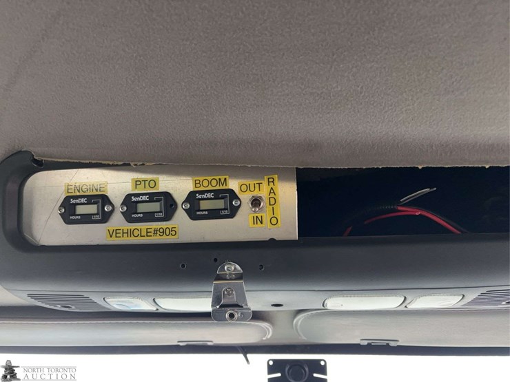 2011-freightliner-m2-106-image-33