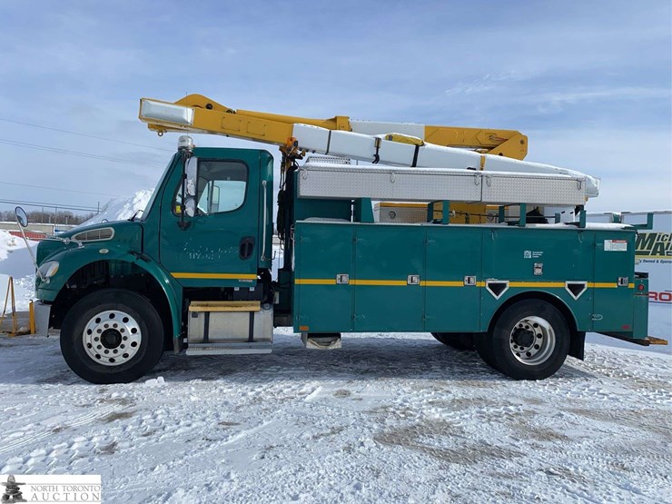 2010-freightliner-m2-106-image-3