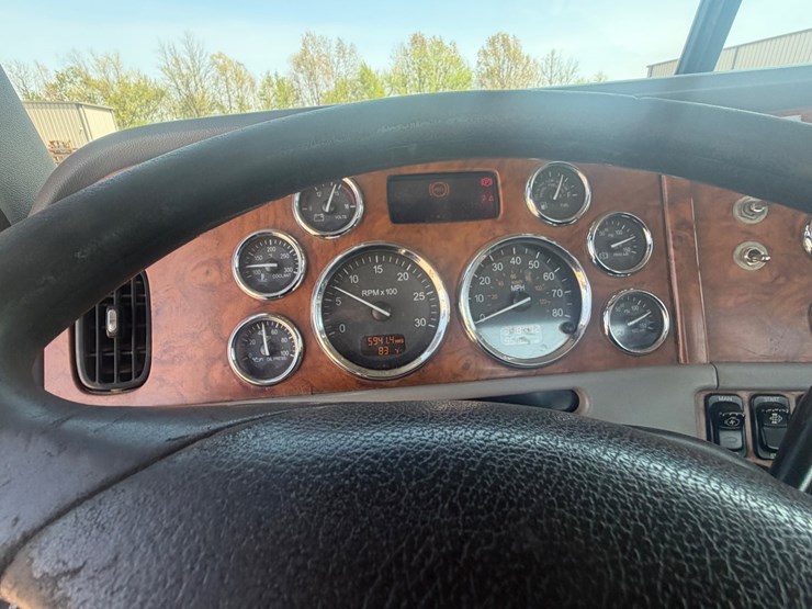 2009-peterbilt-367-image-50
