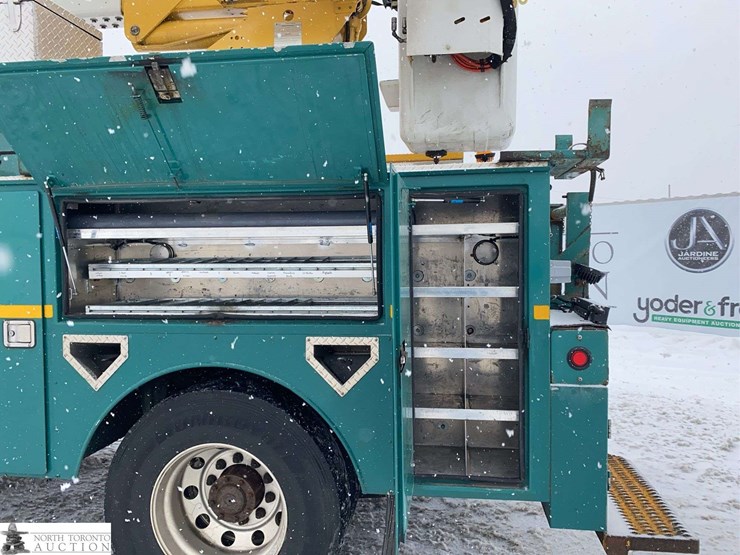 2011-freightliner-m2-106-image-23