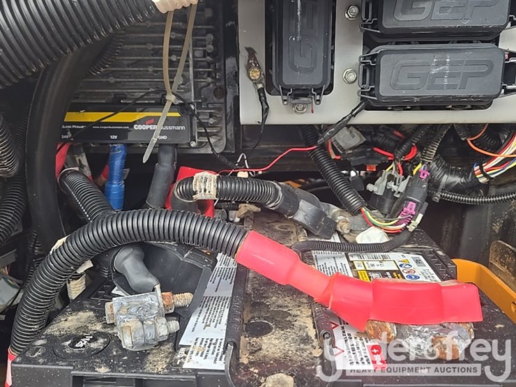 2016-case-750m-image-64