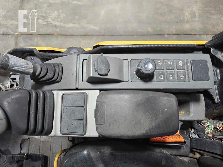 2021-caterpillar-301.8-image-16