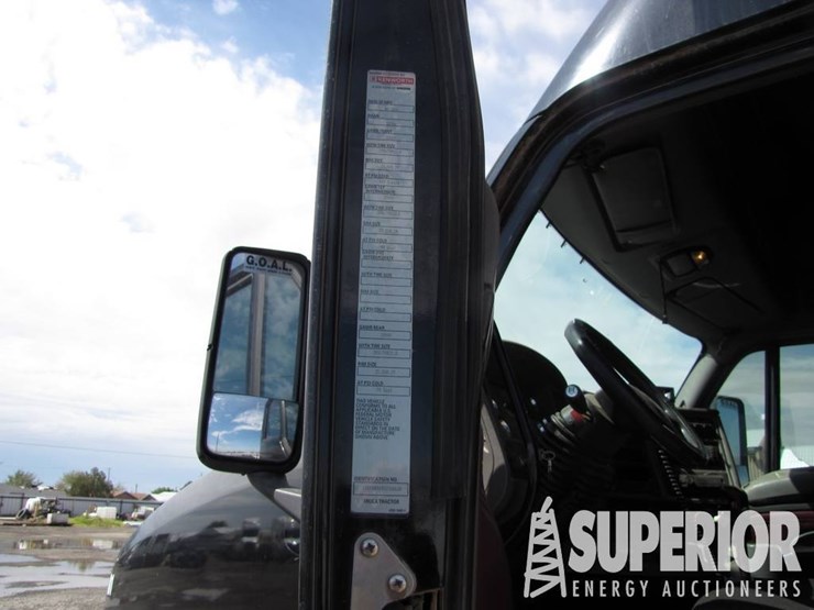 2011-kenworth-t700-image-8