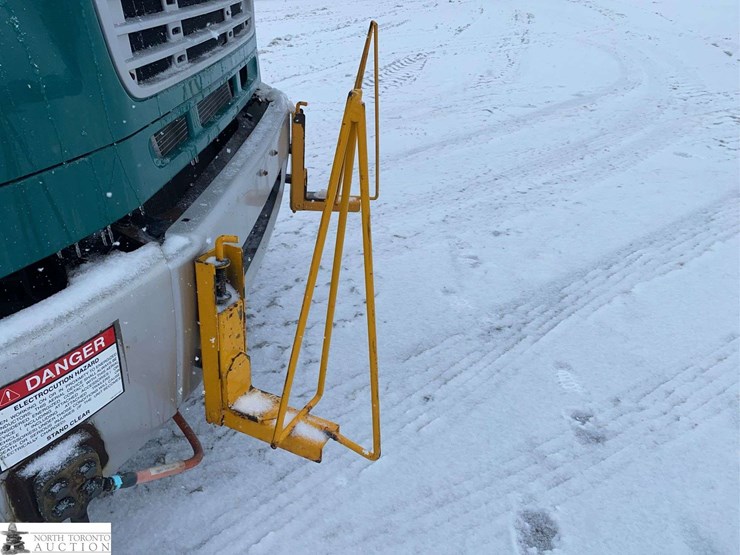 2011-freightliner-m2-106-image-43