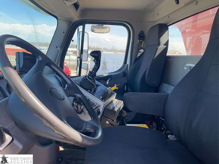 2016-freightliner-108sd-image-9