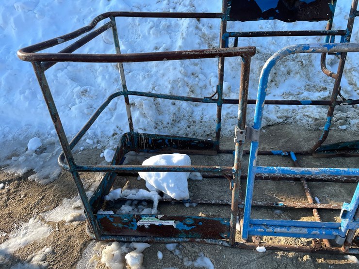 #3943-•-used-man-lift-basket-image-9