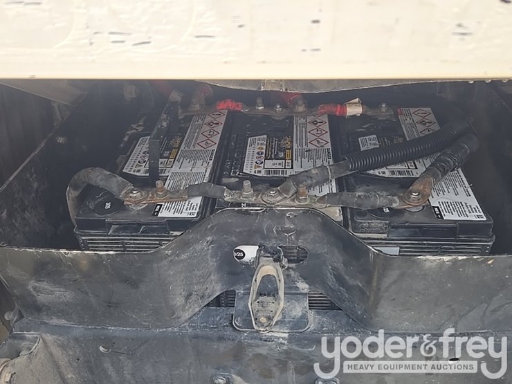 2011-freightliner-cascadia-125-image-32