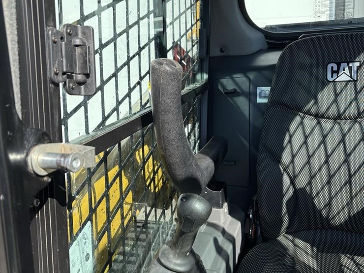 2020-caterpillar-259d3-image-10