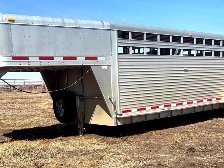 2005-featherlite-8127-livestock-trailer-image-1
